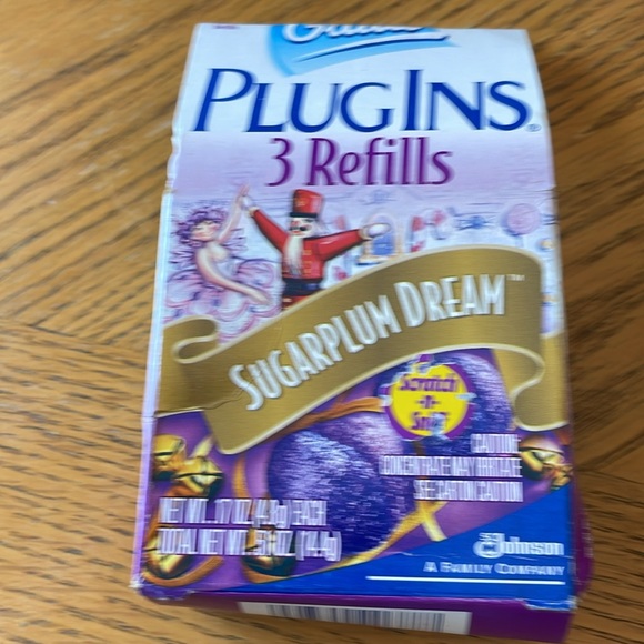 7 Plug Ins 3 Refill Packs- 5 Sugarplum Dream, 1 Pine, 1 Apple Cinnamon - Picture 12 of 15